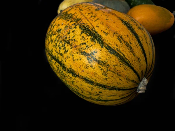 Delicata Squash Czarnej Drewnianej Powierzchni Innymi Squashami Tle — Zdjęcie stockowe