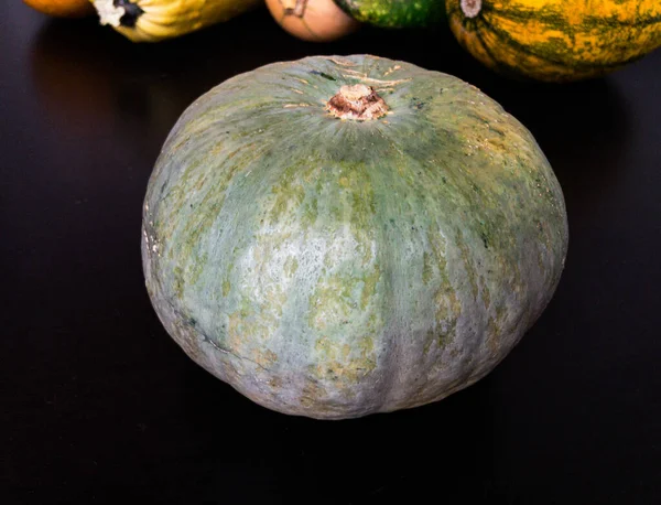 Zucca Kabocha Una Superficie Legno Nero Con Altre Zucche Sul — Foto Stock