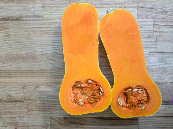 Fındık ezmesi, kopya alanı olan ahşap bir yüzeyde ezilir.