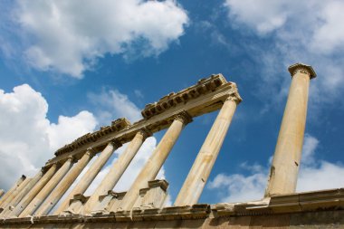 Bergama 'nın sütunları Bulutların altındaki antik şehir