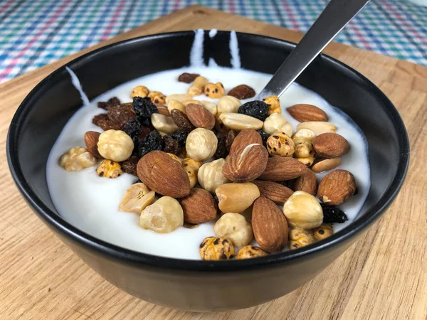 Yoğurdun üstünde fındık var.