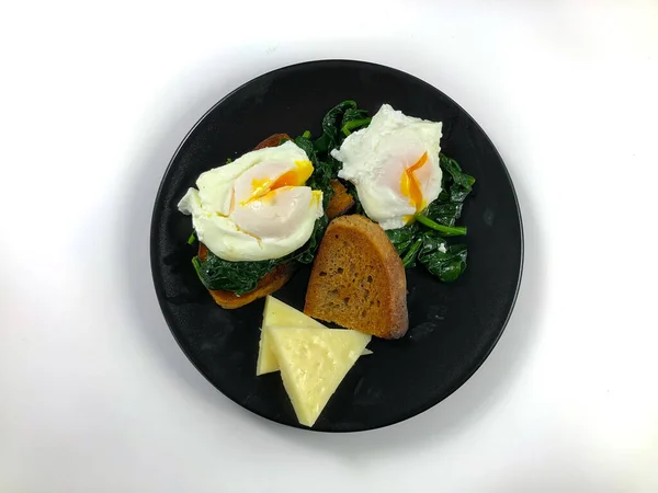 Kavrulmuş yumurta ve ıspanak ve kızarmış ekşi ekmek yanında da yıllanmış kaş kaval.