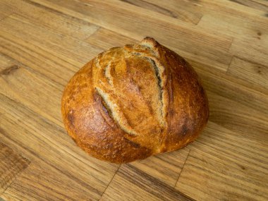 Tahta bir yüzeyde tam buğday ekmeği.