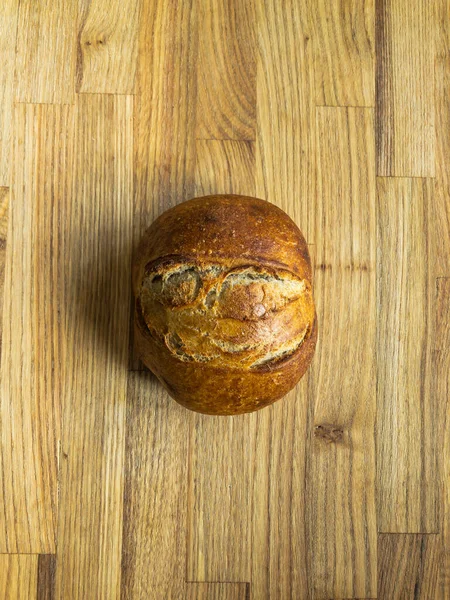 Tahta bir yüzeyde tam buğday ekmeği.