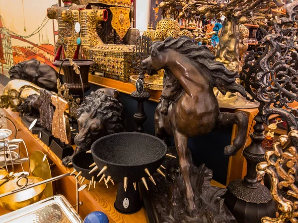 El yapımı dekorasyonlar yan yana