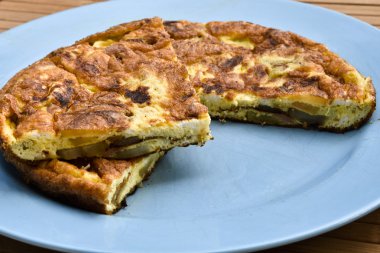 Yumurta, patates ve mozzarella ile omlet