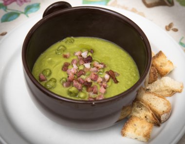 Bezelye çorbası kruton ve pastırma ile