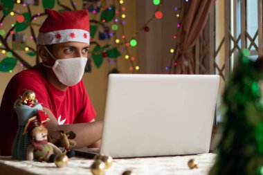 Latin adam endişeleniyor, noel zamanı N95 maskesi takıyor..
