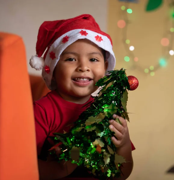 Latijnse Baby Met Een Kerstboom Gelukkig Zijn — Stockfoto