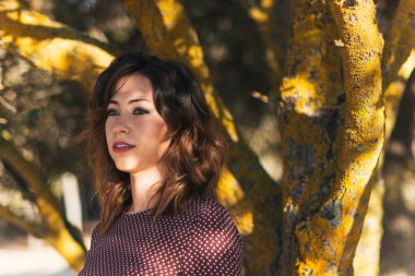 Ağacın yanındaki kız.