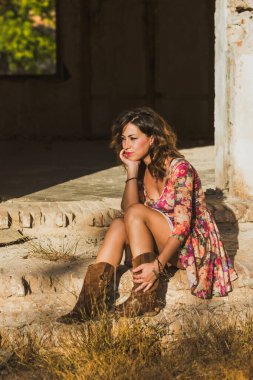 Parkta bekleyen kız.