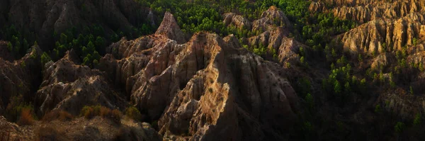 緑の松林と素晴らしい形成の間の岩の山のパノラマビュー — ストック写真