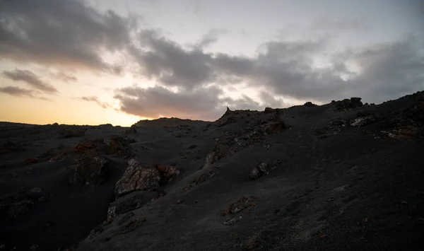 Táj Vulkáni Homok Olvadt Láva Sziklák Naplementében Felhők — Stock Fotó