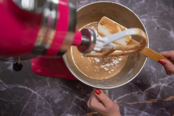 女人用搅拌机做甜点 — 图库照片
