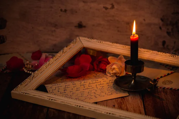 Sobres Con Letras Románticas Dentro Ellos Iluminados Por Una Vela —  Fotos de Stock