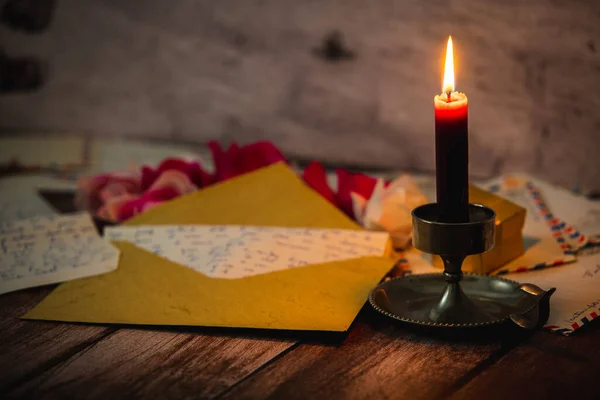 Sobres Con Letras Románticas Interior Iluminadas Por Una Vela Sobre —  Fotos de Stock