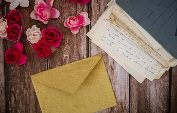 Hintergrund Zum Valentinstag Mit Geschlossenem Umschlag Und Einem Ordner Voller — Stockfoto