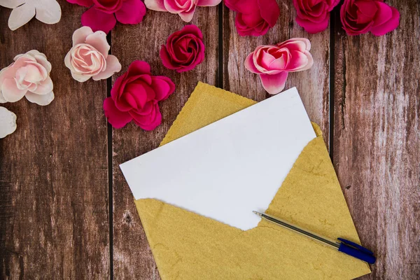 Valentinstag Hintergrund Mit Geöffnetem Umschlag Und Leerem Brief Innen Mit — Stockfoto