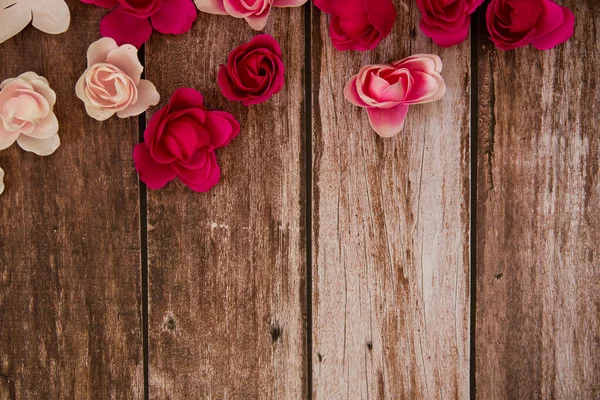 Dřevěné Valentýnské Pozadí Růžemi — Stock fotografie