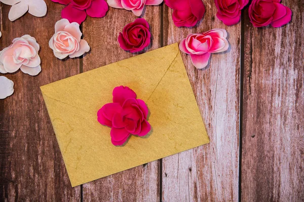 Valentinstag Hintergrund Mit Leerem Umschlag Auf Holzgrund Mit Rosen — Stockfoto