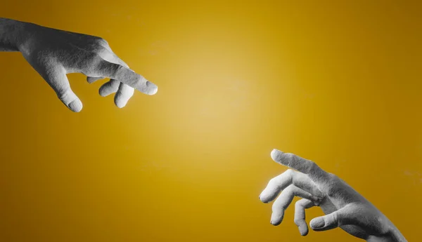 Dwie Cementowe Dłonie Próbujące Dotknąć Się Palcami Żółtym Tle Oświetlonym — Zdjęcie stockowe