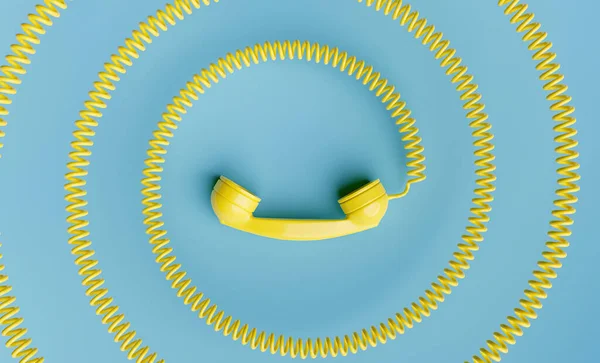 Görüntünün Ortasına Doğru Sarmalanmış Kabloyla Birlikte Geri Sarı Telefon Ahizesi — Stok fotoğraf