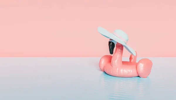 Flamingó Úszó Kalap Kék Folyékony Felületen Pasztell Színekkel Nyári Minimális — Stock Fotó