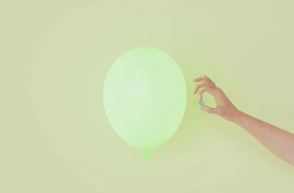 Groene Ballon Met Een Hand Die Het Gaat Porren Met — Stockfoto