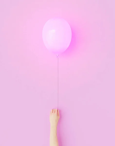 Scène Minimaliste Avec Bras Personne Tenant Ballon Rose Sur Fond — Photo