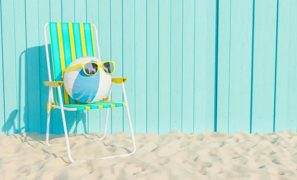 Мяч Солнцезащитных Очках Поверх Кресла Пляжном Песке Синей Деревянной Стеной — стоковое фото