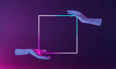 Tasarım veya ürünün sunumu için çerçeve, neon ışıklandırmalı soyut bir sahnede elle tutulur. 3d hazırlayıcı