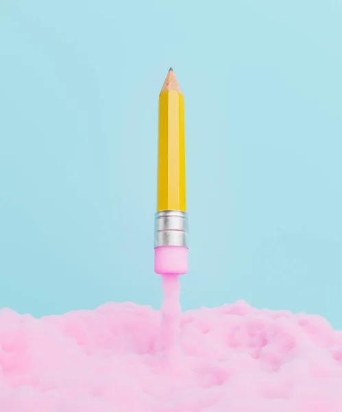 지우개가 연필에 분홍색 오르고 있었습니다 브레인스토밍 창의성 학습에 최소한의 — 스톡 사진