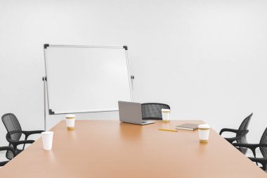 Kahve fincanları ve arka planda beyaz tahta maketi olan bir ofis masası. İş konsepti, sunum, sınıf ve başlangıç. 3d hazırlayıcı