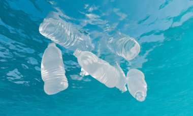 Plastik şişeler deniz suyunun altında yüzüyor. Kirlilik, ekoloji, geri dönüşüm ve çevre kavramı. 3d oluşturma