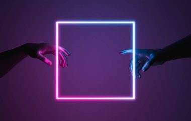 Adam 'ın ürün sergisi veya tasarımı için merkezinde neon çerçeve olan yaratılış tarzı elleri. 3d oluşturma