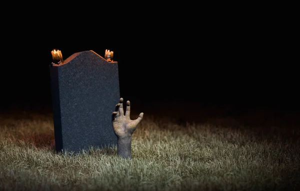 ゾンビの手が地面から出てきて その背後にある墓石がろうそくで飾られています 3Dレンダリング — ストック写真