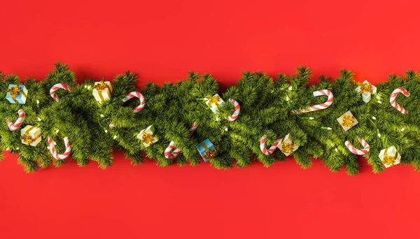 Rangée Guirlande Arbre Noël Avec Des Cadeaux Des Ornements Bonbons — Photo