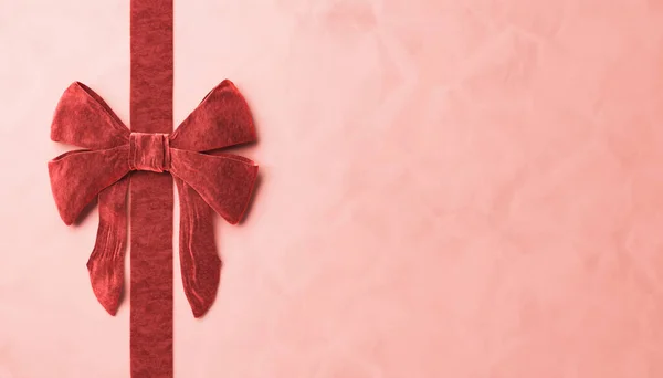 Κόκκινη Βελούδινη Κορδέλα Χάρτινη Επιφάνεια Χώρο Για Κείμενο Χριστουγεννιάτικο Δώρο — Φωτογραφία Αρχείου