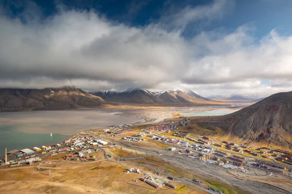 世界で最も北の入植地 上からLongbeyen以上を表示します ノルウェーのスヴァールバル — ストック写真