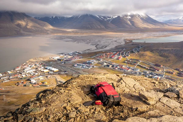 Caminhadas Mochila Vista Sobre Longyearbyen Cima Assentamento Mais Setentrional Mundo — Fotografia de Stock