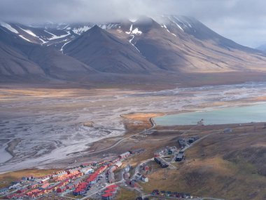 Longyearbyen 'e yukarıdan bak. Dünyanın en kuzeyindeki yerleşim yeri. Svalbard, Norveç