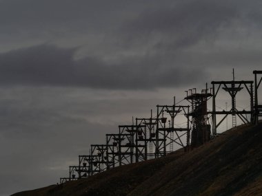 Longyear 'daki madenlerden kömür taşımak için kullanılan eski kablo. Dünyanın en kuzeydeki yerleşim yeri. Svalbard, Norveç