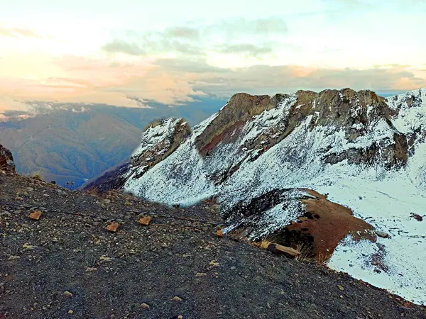 Kilátás a havas hegyről Achishkho magassága 2391 méter. — Stock Fotó