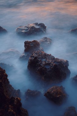 Uzun pozlama ile geceleri ateş su taşlar.