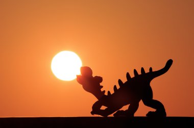 Sunrise için bekleyen dinozor.
