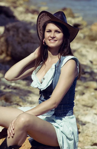 Cowgirl donna sorridente felice . — Foto Stock