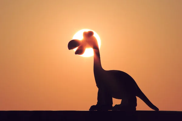 Dinosaur waiting for sunrise. — Stock Photo, Image