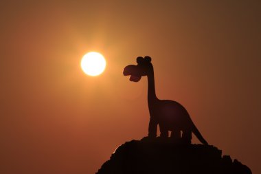 Sunrise için bekleyen dinozor.