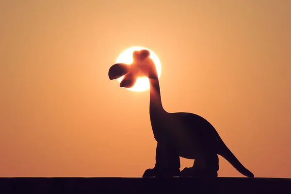 Dinosaurs waiting for sunrise. Love. — Stock Photo, Image