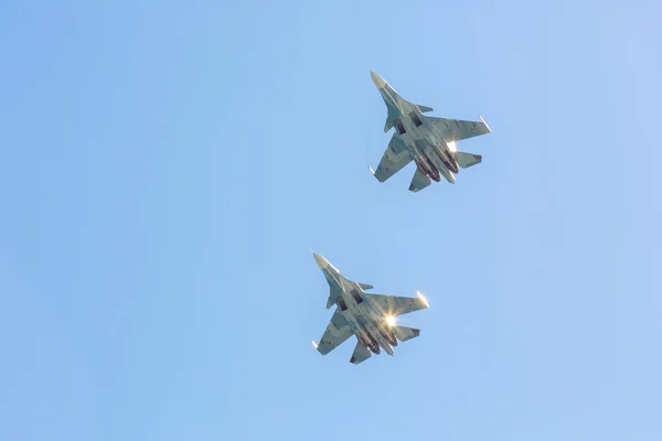 Russische militaire vliegtuigen op de dag van de overwinning. 9 mei 2015 jaar, Krim Sevastopol. — Stockfoto